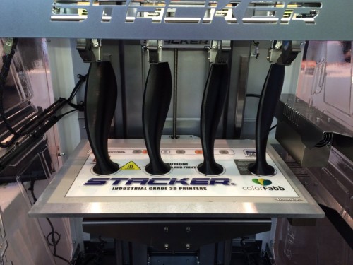3D принтер Staker S4 использует 4 катушки с нитью